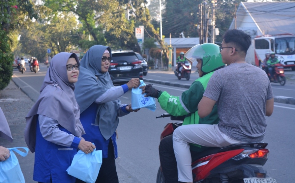 RSU Sufina Aziz Berbagi Takjil Rayakan Milad ke-24 ke Pengguna Jalan